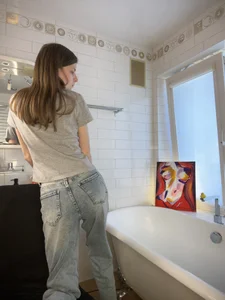LeanStehlikwaiting for you in my cozy bathroom^^ Bild 2