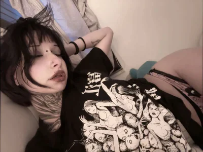 nyx_0_0_ My tongue in two Foto 5