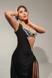 CharlotteCox_ Black suits me Pic