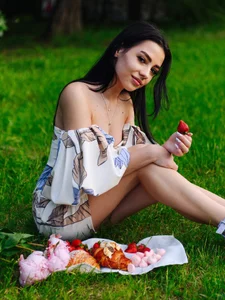Alice_Deleon I'm at a picnic🥰 Pic 6