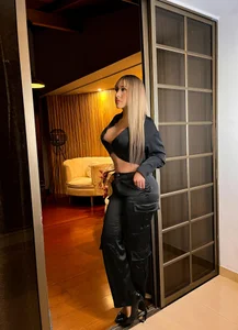 SophieBarnett I'm the queen of your fantasies Pic 3