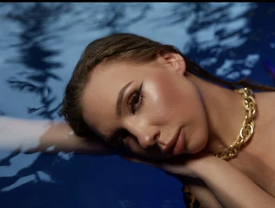 AlysonHuxley_ Touch Me Underwater 🌊 Pic