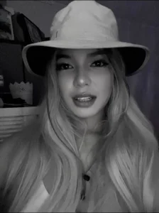 Just a cute smile with a little sparkle ✨ Come say hi and let’s make today fun and chill together. od ConstancePorrini  snímek