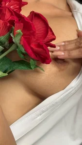 AlannaGil Rosa sensual Pic 3