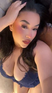 Zoey_thompson 💙 Between lace and sighs... let yourself be caught by my gaze and discover what I want to provoke i Pic