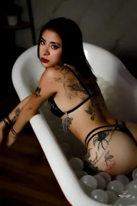 ZamabyCrucieのMy Cute Bodyの 5枚の写真