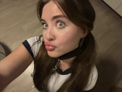 KarolinaLiss Your sexy peach Pic 4