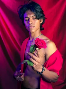 two versions of me on Valentine's Day; red shirt and roses, or black and temptation, choose de dreyk20 Foto