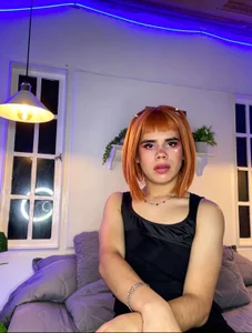 emma_cut3_ YOUR QUEEN slika 2