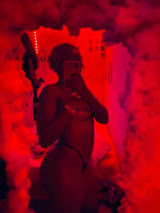 Ashlleiigh welcome to the red room🤭🤤 Εικόνα