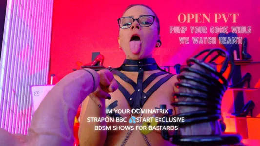 MistressSlut1: Public ( 3 фото)