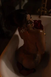AngelinaDuvall Romantic tub Immagine 