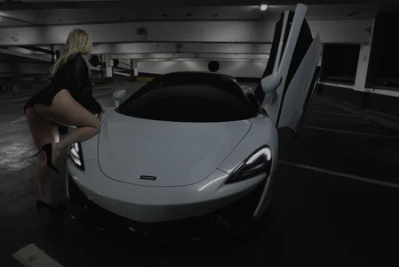 margot_robbie7 mclaren 🩵 Εικόνα 2