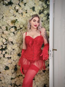 HugeBoobsAlice How do u think red suit me?😈😜 Foto 6