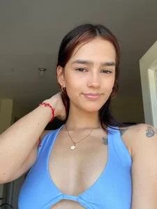 I’m online now, from 8:30 AM to 3:30 PM (Colombia) 🕘✨ I woke up craving your attention… soft skin, od MelodyMansson  2 snímek