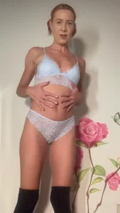 Lola_Belgium Stripping in the Fall Foto 3