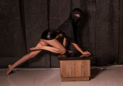 _Zahiira_ between shadows and elegance Foto 2