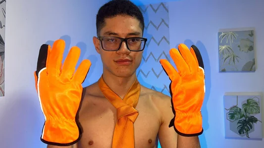 wolfandsky LOOK AT MY GLOVES! Pic 2