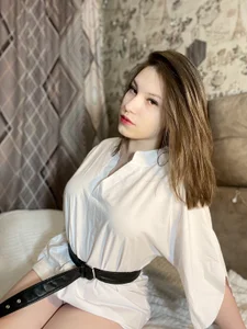 SelenaWarmmのA strict belt looks so sexyの 3枚の写真