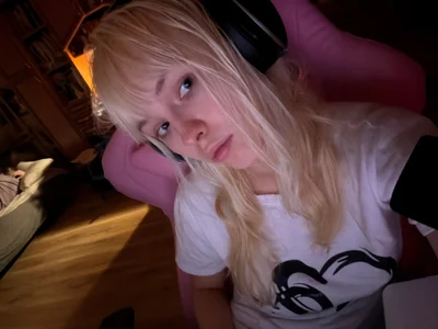 HannahHolliss Public Gambar 3