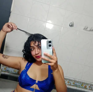 ema_saenz a little of my face Foto