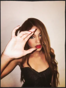 clara_evanss_s Here is this cute girl with red lips Immagine  6