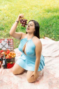 valerysexyy: picnic 🍇🍷 ( 3 фото)