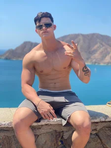 Hazzan_VelezのEs mejor si nos vemos en persona?の枚の写真