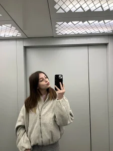 LeanneDinkle almost stuck in the elevator slika 5