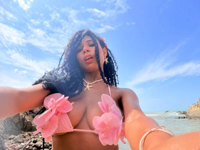 salomebenz on vacation on the beach slika