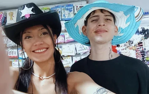 sett_and_gwenのTrying on funny hatsの枚の写真