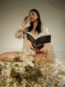 Sam-cekot kullanıcısının Just one sexy date with me, reading a little 😈 albümü -  4 fotoğraf