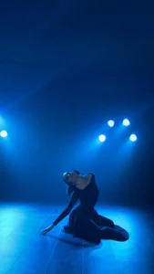 MarieKarma dancing in the blue Foto 9