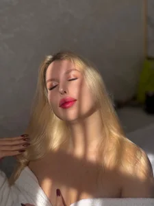 ChloeRiccThe sun in the bed图片