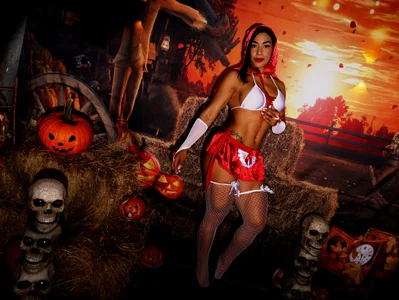 Leah_Evans3 LITTLE RED RIDING HOOD Pic 2