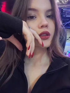 and again me de EvaThopson  2 Imagens