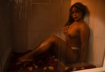 NahiaraReinaのwet in the showerの 4枚の写真