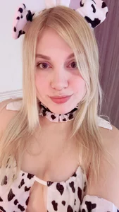 Crystal-Woods Do you milk me, or should I milk you hehe?👀🤍  3. fénykép