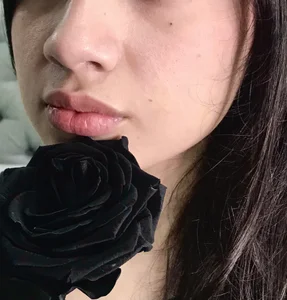 ameliiaa_smith BLACK ROSE Pic 3