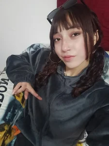 Posing for the camera 📸🙈 od Lola_lopezx  2 snímek