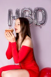 LORELAIGIVENOne more year, stronger, happier and more me.💋图片