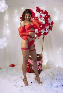 AnneteLynch “In difficult times it is worth valuing those who offer you their love and sincere friendship 🌸🌸❤️ Bilde 3