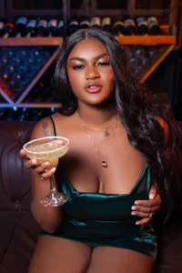 Noa_Adams 𝐂𝐇𝐄𝐄𝐑𝐒🥂 Pic 3