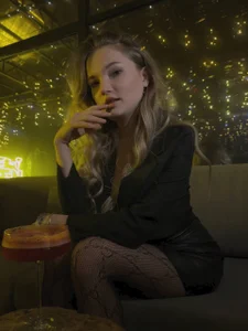 JulieLupo Spent the evening with a friend in a restaurant on the street veranda🙈😁💕 圖片 2