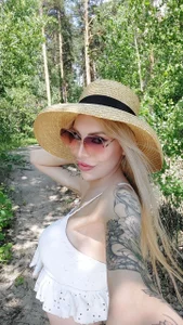 yourkriss_new1 relaxing on the beach Pic 6