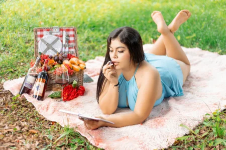 valerysexyy: picnic 🍇🍷 ( 2 фото)