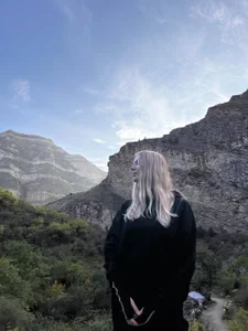 Vivian_Davis Travel to mountains Pic 7