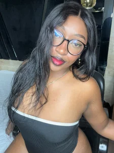 YallianaBrooks 😈A single glance won't be enough to take me all in🤤  3. fénykép