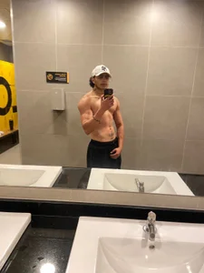 At the gym, turned on by you de JayTaylorr  2 photos