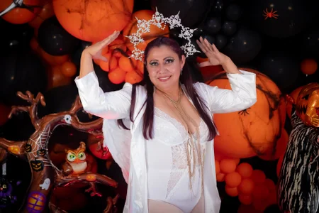 EmmaJhomson: HALLOWEEN 2025 👻 ( 3 фото)